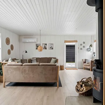 With Sauna And Hot Tub Holiday home *
